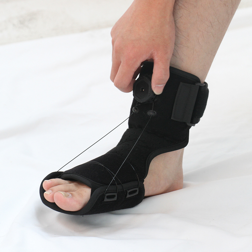 The foot support orthosis knob adjusts the foot support, preventing inward or outward rotation of the fascia of the foot. It is a night use splint for sprains and a support brace.